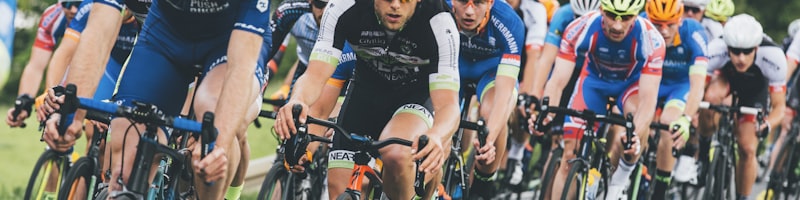 F1赛车在夜晚城市赛道上飞驰的光轨照片