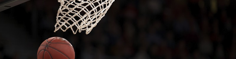 足球运动员在欧冠比赛中庆祝进球的瞬间特写